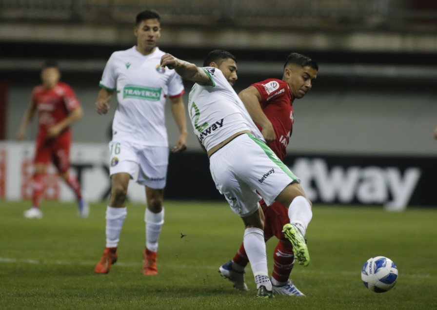 Audax Italiano se impuso bajo la lluvia de Chillán y terminó con el invicto de Ñublense como local