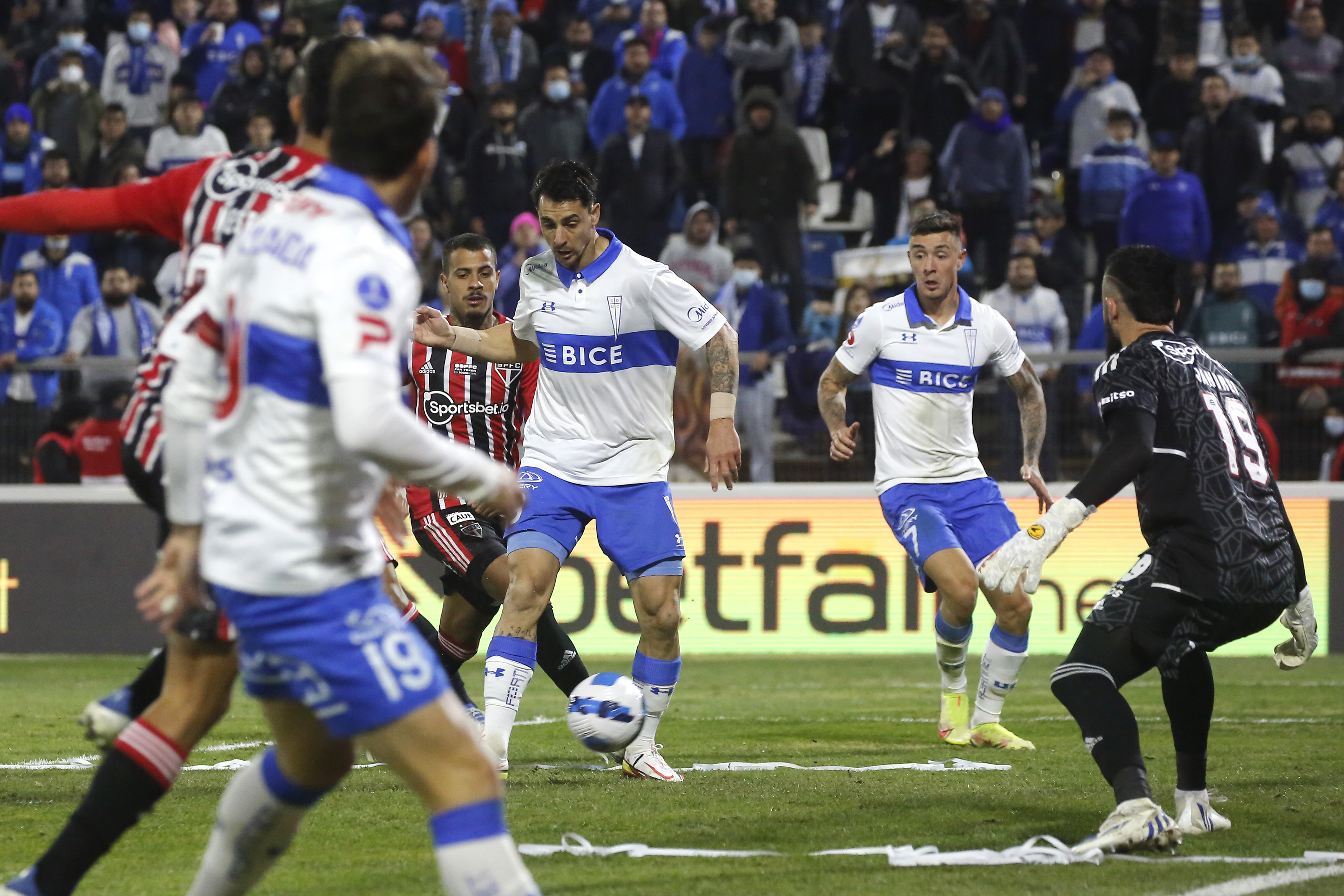 Zampedri finiquitó una gran jugada colectiva para el descuento de la UC ante Sao Paulo