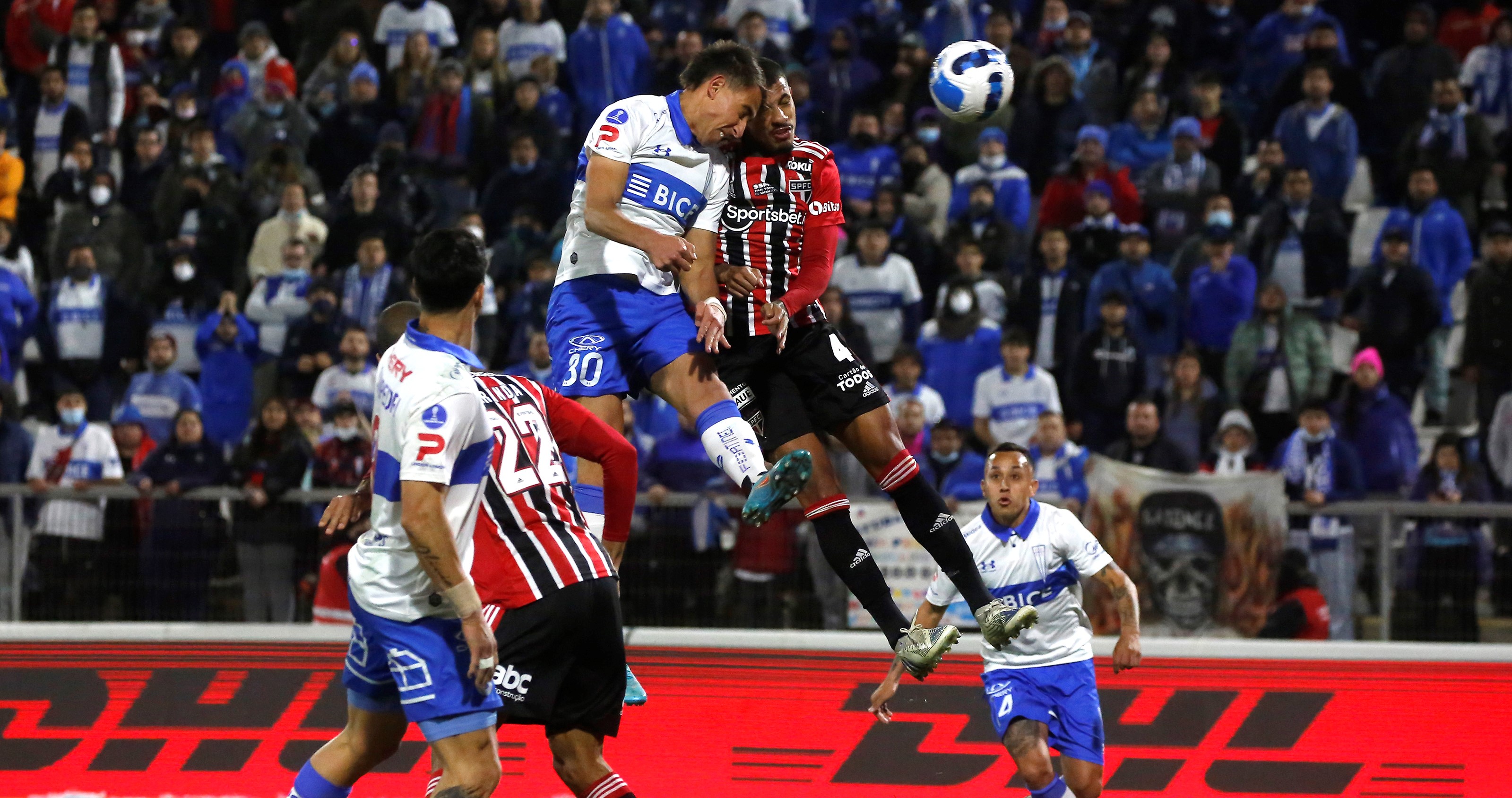 Gonzalo Tapia luchó y Diego Valencia con gran cabezazo recortó distancia ante Sao Paulo