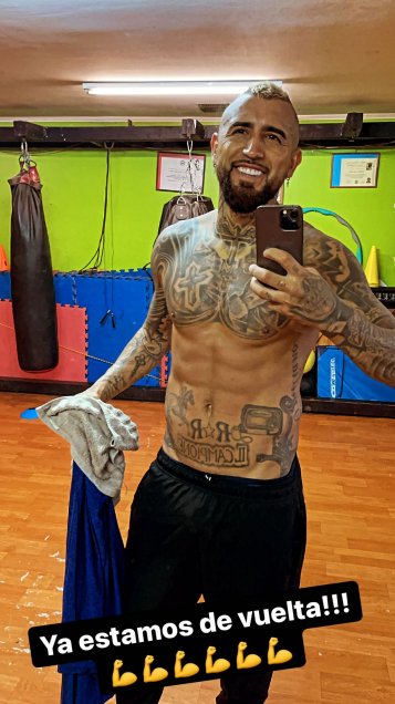 “Estamos de vuelta”: Arturo Vidal se entretuvo con una “pichanga” y una exigente rutina de ejercicios