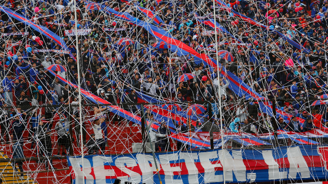 Hinchas de la U realizaron avalancha e ingresaron a la fuerza al Estadio Santa Laura