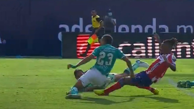 Byron Castillo hizo un autogol en su estreno en el fútbol mexicano