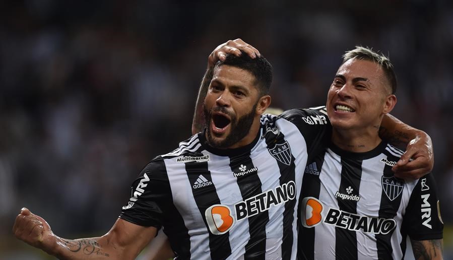 Atlético Mineiro de Eduardo Vargas superó con lo justo a Emelec y se inscribió en cuartos de la Libertadores