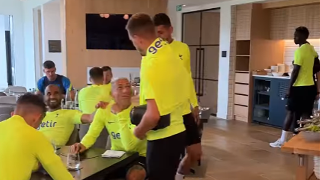 La amistosa bienvenida de “Cuti” Romero y Lo Celso a Richarlison en Tottenham