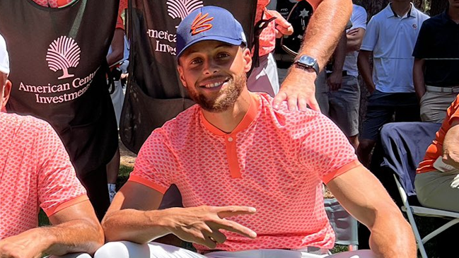 Stephen Curry logró un espectacular eagle en el torneo de golf American Century Championship