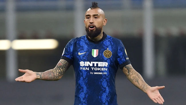 Arturo Vidal viajó a Italia a la espera de resolver su situación en Inter de Milán