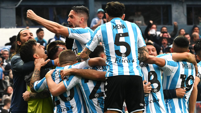 Eugenio Mena fue titular en el triunfo de Racing sobre Independiente en el Clásico de Avellaneda