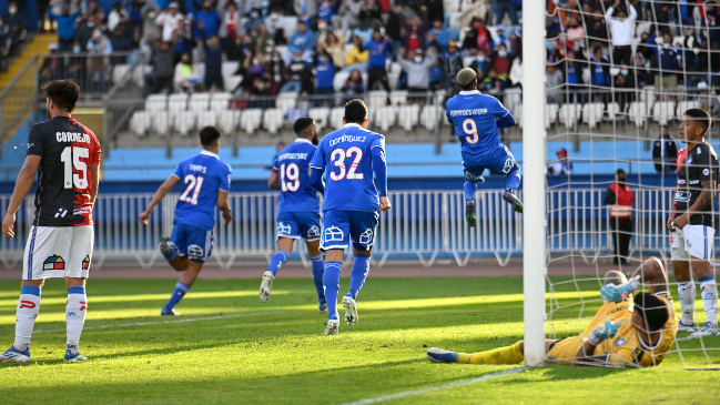 Junior Fernandes saltó mejor que todos y anotó de cabeza el primero de la U contra Antofagasta