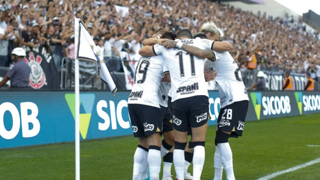 Corinthians tumbó a Flamengo y mantuvo la presión por la lucha del liderato en el Brasileirao