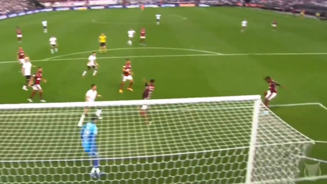 El poco afortunado gol en contra de Rodinei que le dio el triunfo a Corinthians sobre Flamengo