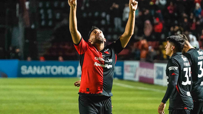 Colón derribó a Vélez en la liga argentina con un golazo de globito de Ramón “Wanchope” Abila