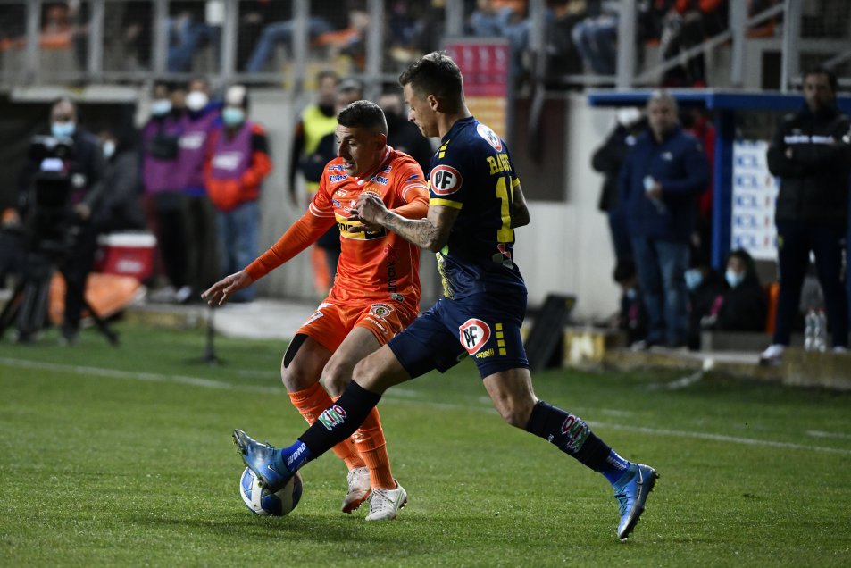 Nicolás Maturana celebró con el casco minero tras ser héroe de Cobreloa ante U. de Concepción