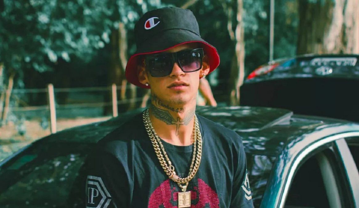 Reconocido cantante argentino es apuntado por incidentes en clásico del fútbol argentino