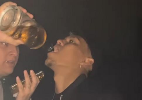 Filmaron a compañero de Benjamín Kuscevic bebiendo de la botella y Palmeiras lo multó