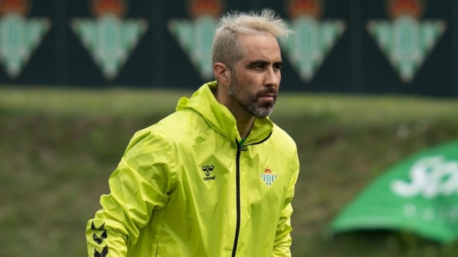 Era golazo: Claudio Bravo estremeció el palo con un potente disparo