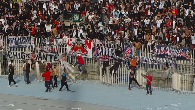 Barristas de Colo Colo intentaron ingresar a la cancha y detuvieron el encuentro ante Audax
