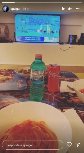 Erick Pulgar disfruta viendo el partido entre Audax Italiano y Colo Colo