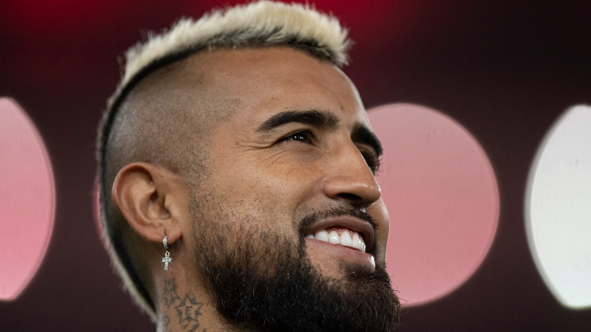 Arturo Vidal festejó a la distancia la victoria de Flamengo en el Brasileirao