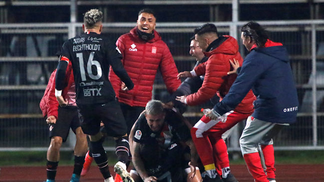 Diego Coelho firmó la remontada ante la UC y desató la alegría en Curicó