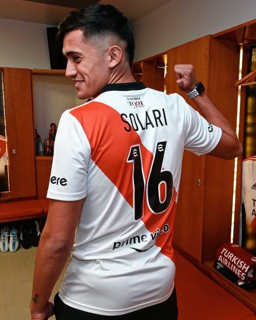 ¡Con el 16 en la espalda! Pablo Solari posó con la camiseta de River Plate