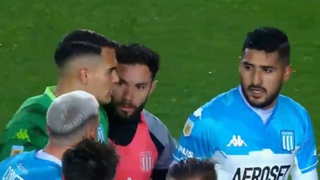 Eugenio Mena tuvo un fuerte cruce con un compañero de Racing tras empate con Arsenal