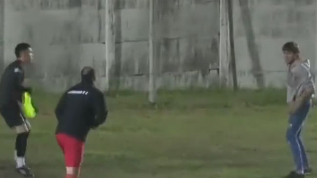 Hincha interrumpió un partido e intentó agredir a jugadores con un arma blanca