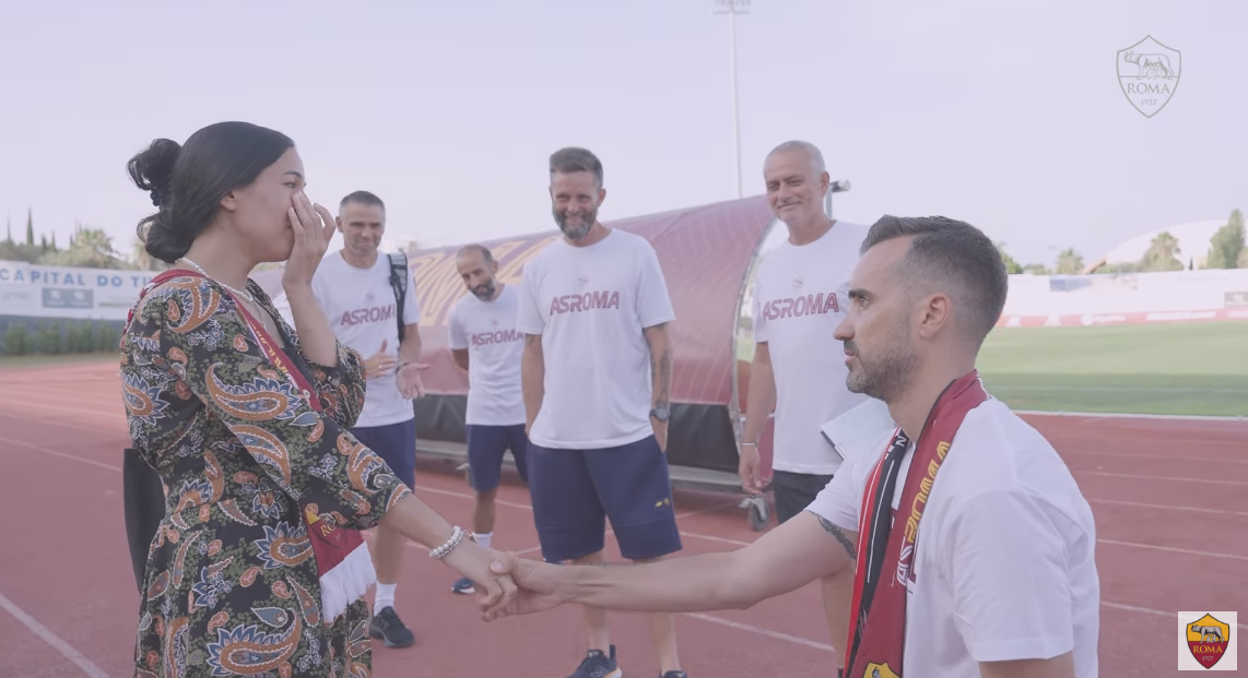 Hincha de Roma hizo propuesta de matrimonio con José Mourinho como testigo