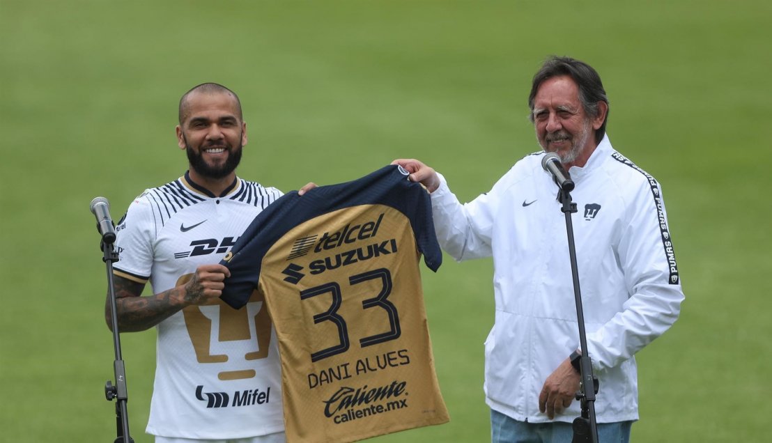 ¡Locura en México! Dani Alves fue presentado como nuevo refuerzo de Pumas UNAM