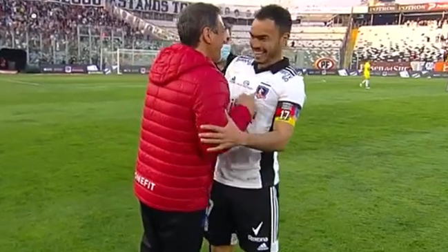 Besos y abrazos: El cariñoso saludo de jugadores de Colo Colo con Mario Salas