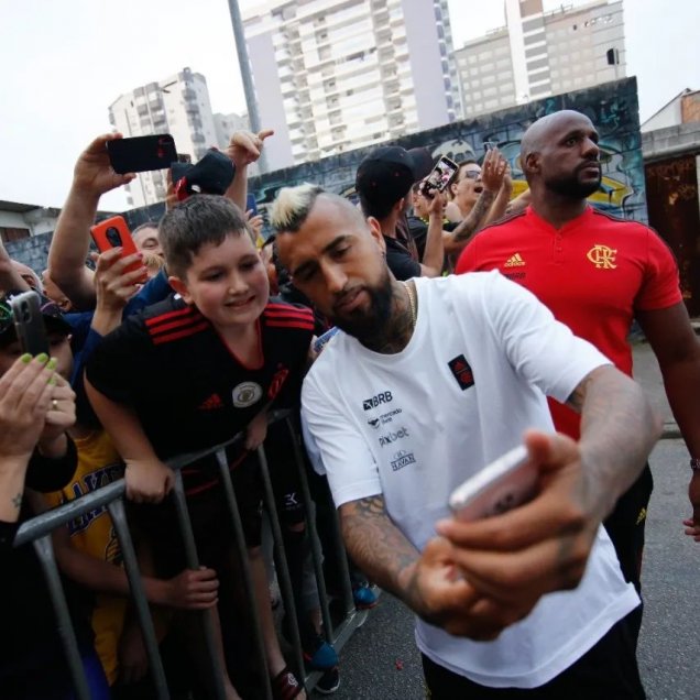 ¡Furor en Florianópolis! Vidal y Flamengo recibieron el cariño de los hinchas previo al duelo con Avaí