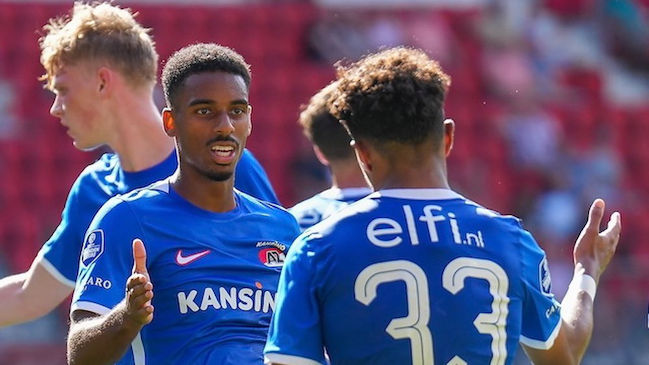 Gary Medel sufrió con Bologna al caer ante AZ Alkmaar en partido de pretemporada