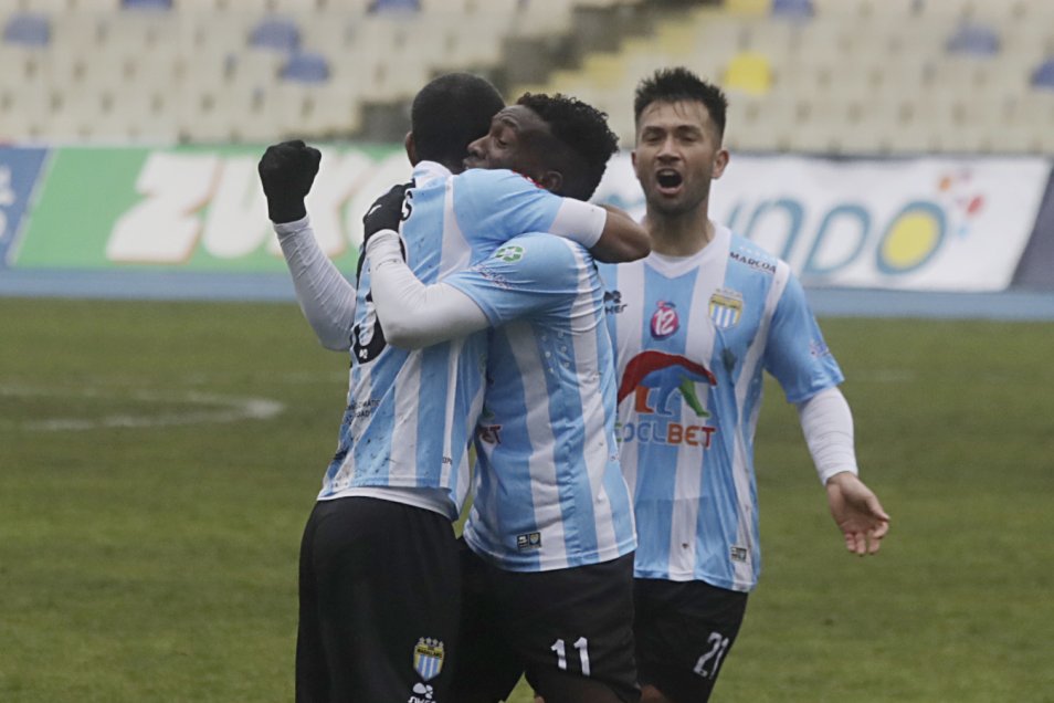 Un perrito se robó las miradas en victoria del súper líder Magallanes sobre U. de Concepción