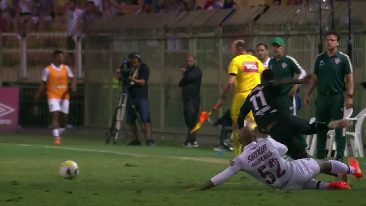 ¡Otra vez perdió el control! Felipe Melo cometió una falta sin balón y encendió duelo del Brasileirao