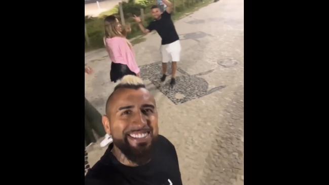 Vidal disfrutó la playa de Río de Janeiro tras su debut triunfal en Flamengo