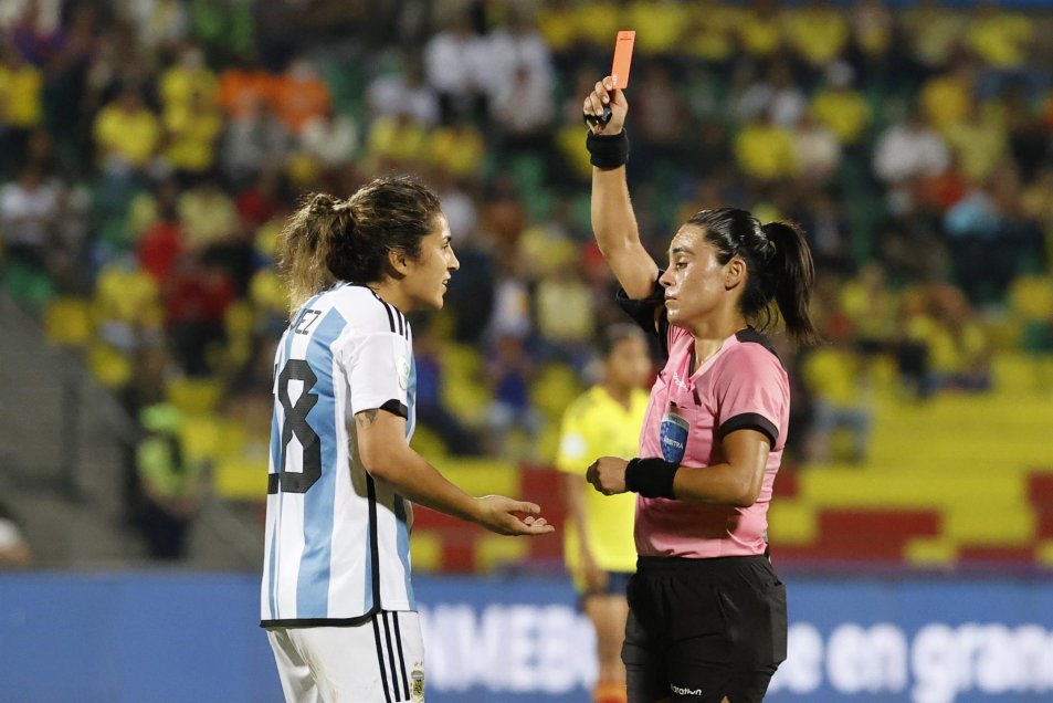 Con resbalón incluido: La chilena María Belén Carvajal dirigió el vibrante Colombia-Argentina
