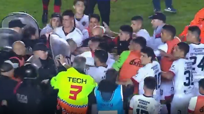 ¡Inaudito! Jugadores se pelearon con la policía al término de un partido