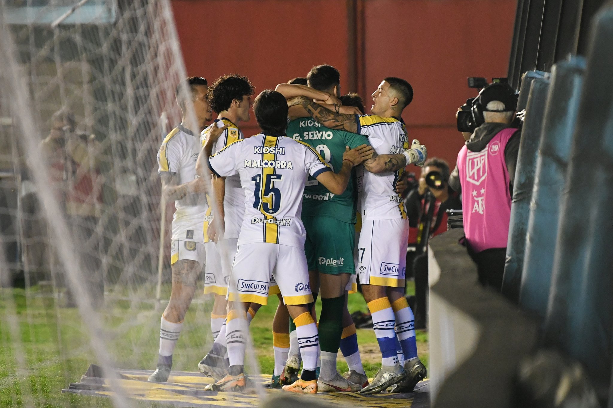 Rosario Central goleó a Arsenal de Sarandí con doblete de su arquero