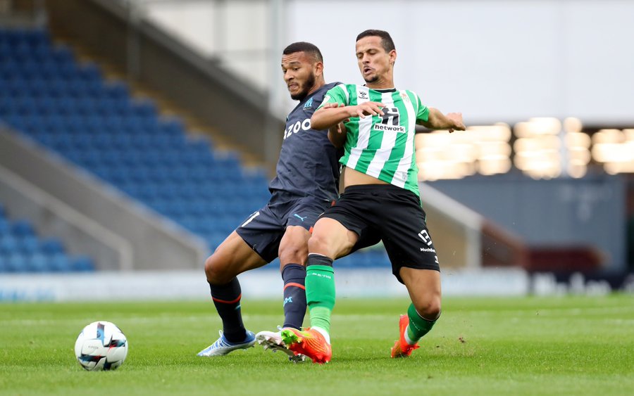 Real Betis de Pellegrini salvó un empate de último minuto ante Olympique de Marsella