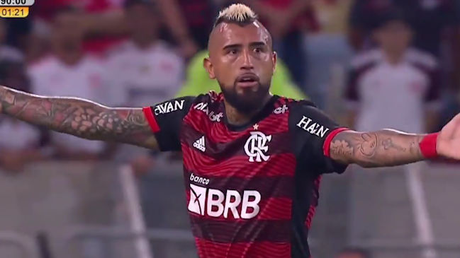 Vidal jugó su primer partido con Flamengo en el Maracaná en reñido empate con A. Paranaense