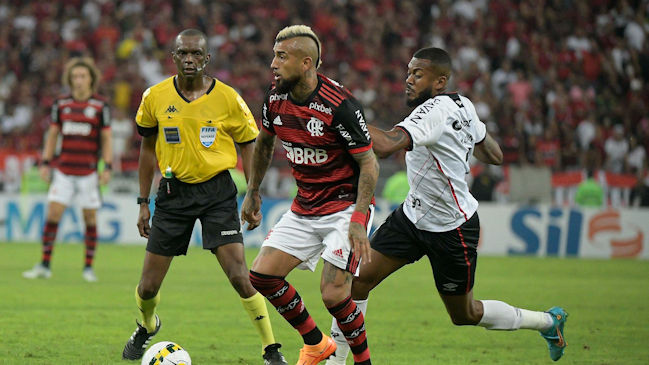 Arturo Vidal casi convirtió un golazo de zurda en duelo copero de Flamengo y Atlético Paranaense