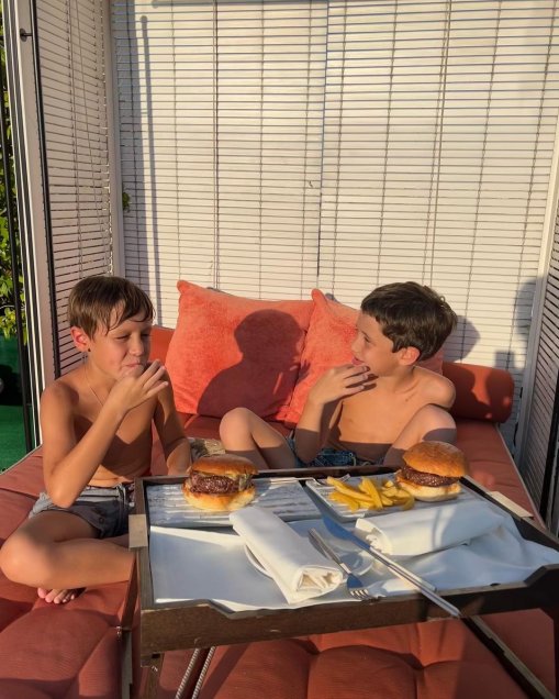 Iván Zamorano compartió sus vacaciones familiares con Pampita