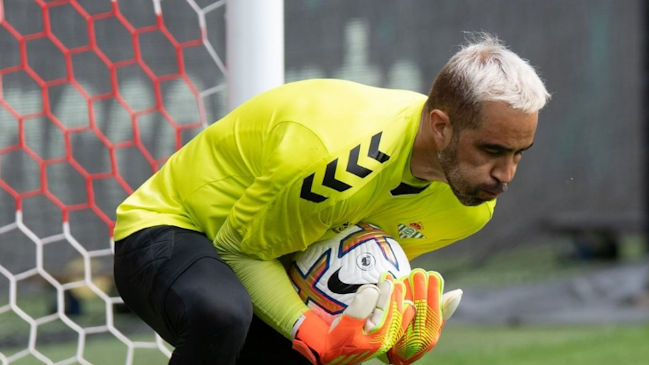 Claudio Bravo fue titular en derrota de Betis ante Brentford en nuevo partido de pretemporada