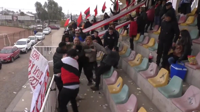 Hinchas ingresaron latas de cerveza a un duelo de Tercera que derivó en feroz riña