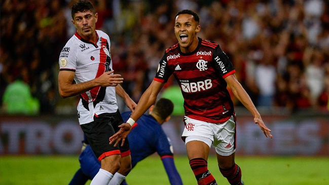 Flamengo arrolló a Atlético Goianiense con gran calidad y aporte goleador de Vidal
