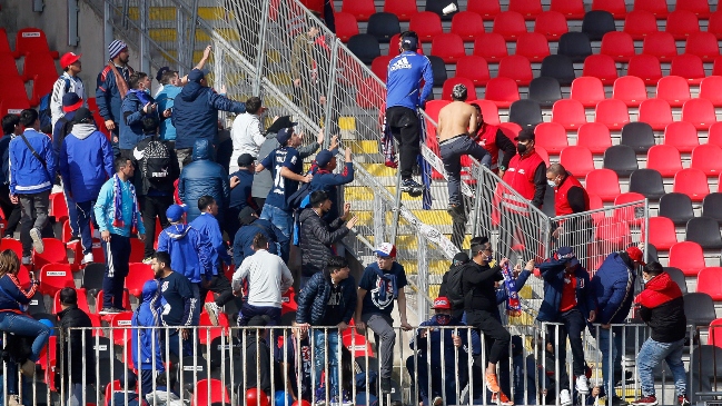 Otra vez lo mismo: Hinchas de la U protagonizaron incidentes en el Fiscal de Talca