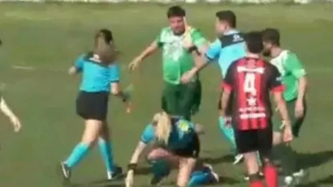 Jugador que agredió a árbitra argentina fue suspendido de por vida por su club