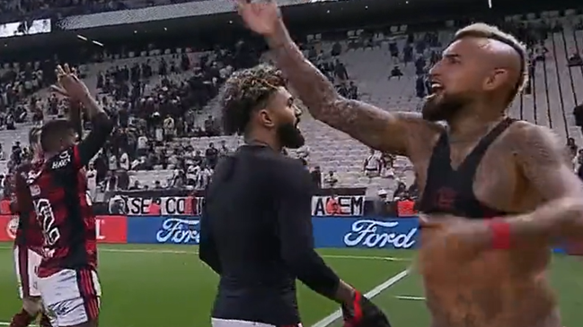 Arturo Vidal alentó al plantel de Flamengo para dar sus camisetas a los hinchas tras vencer a Corinthians