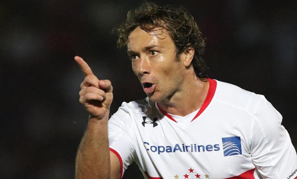 Diego Lugano: Arturo Vidal es de talla única, de los mejores en la historia del fútbol chileno