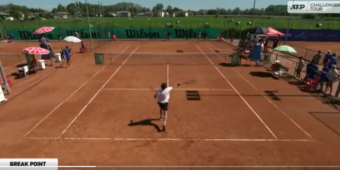 Ex top ten lanzó su raqueta a volar tras cometer doble falta en un partido