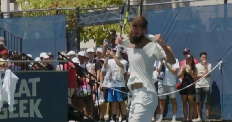 Benoit Paire rompió su camiseta tras perder ante Holger Rune en el ATP de Washington